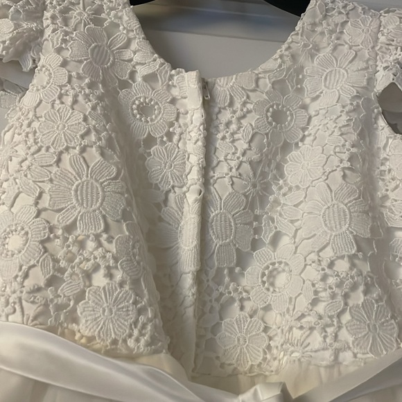 Flower girl or communion dresses in excellent condition. 2 to sell size 4 & 6. - Picture 3 of 3